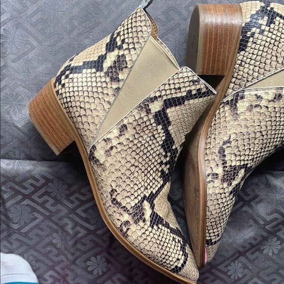 Marc Fisher, Ltd,Black and Tan Ankle Boots, 9M, barely worn - Picture 7 of 7